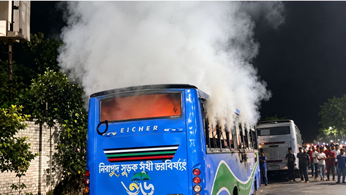 কাফরুলে যাত্রীবাহী বাসে আগুন—শুক্রবার রাতে ঢাকায় নাশকতা
