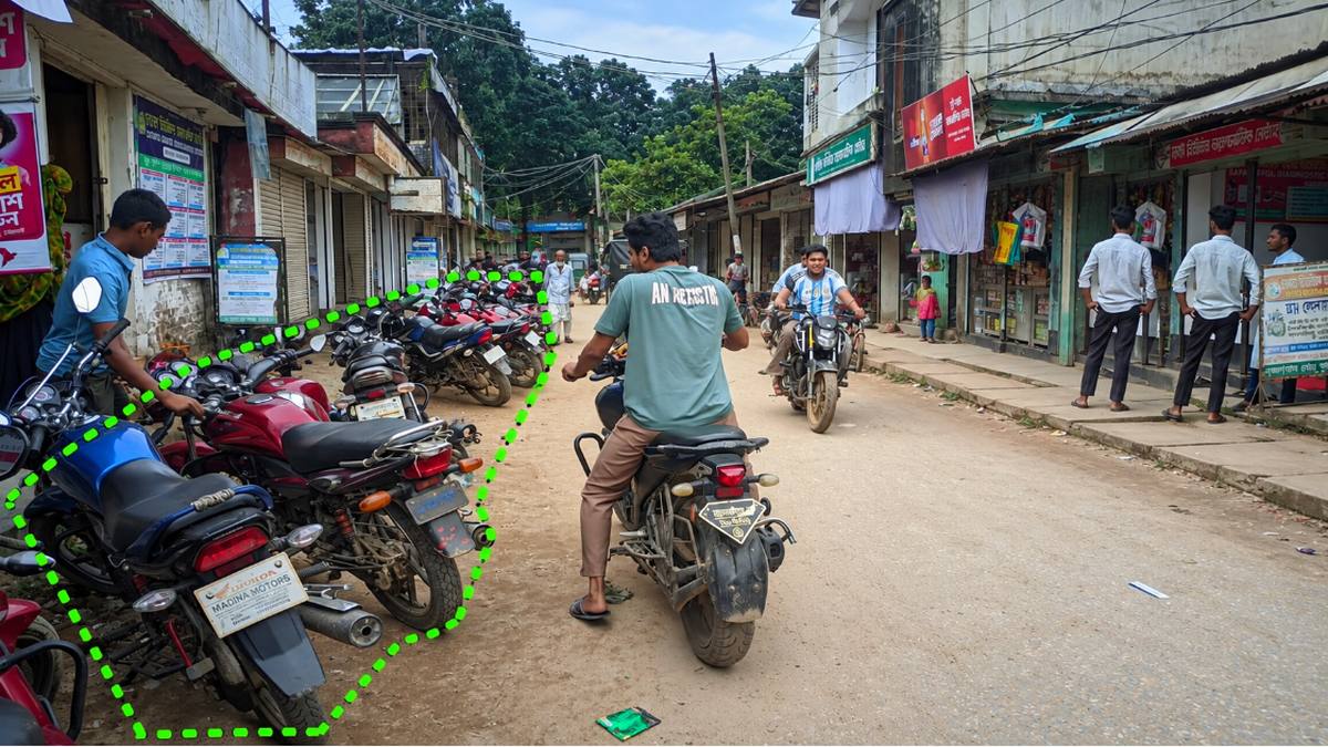 দুর্গাপুর উপজেলা স্বাস্থ্য কমপ্লেক্সের সামনে সারি সারি মোটরসাইকেল—রোগীর রাস্তা বন্ধ
