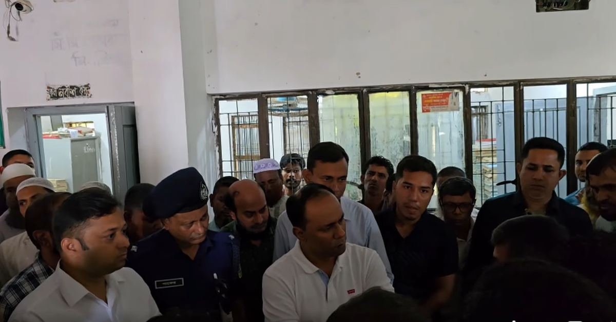 দুর্গাপুর সাব-রেজিস্ট্রার অফিসে আকস্মিক পরিদর্শনে ডেপুটি স্পিকার ব্যারিস্টার কায়সার কামাল