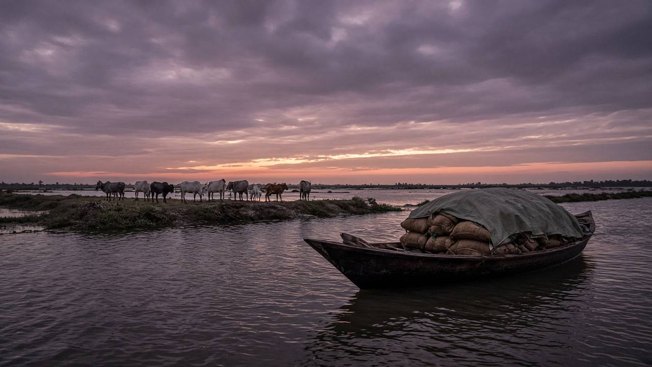 নেত্রকোনার হাওর এলাকায় সন্ধ্যার আকাশ
