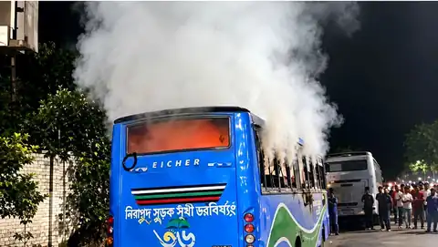 কাফরুলে যাত্রীবাহী বাসে আগুন—শুক্রবার রাতে ঢাকায় নাশকতা