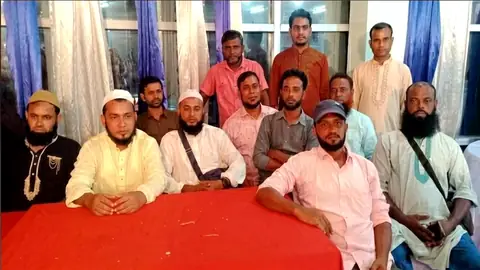 দুর্গাপুরের বাকলজোড়ায় লাল টেবিল ঘিরে একদল মানুষের সমাবেশ