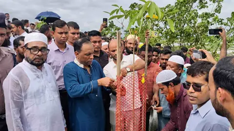 দুর্গাপুর শহরের প্রবেশদ্বারে বৃক্ষরোপণ করছেন ব্যারিস্টার কায়সার কামাল, চারপাশে স্থানীয় মানুষ