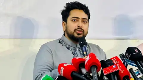 নাহিদ ইসলাম সংবাদ সম্মেলনে সাংবাদিকদের প্রশ্নের জবাব দিচ্ছেন