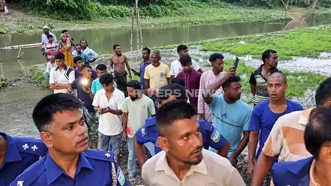 ঢুকিয়ালি নদের পাড়ে পুলিশ ও স্থানীয় মানুষ