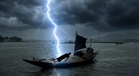 তাহিরপুর হাওরে বজ্রপাতে নৌশ্রমিক নিহত—বালুর নৌকায় আঘাত